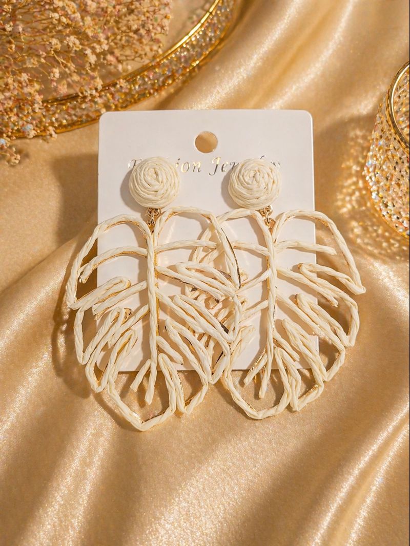 Pendientes Boho Elegantes Hoja Blanca con Detalles Dorados