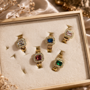 Anillo dorado ajustable con piedra cuadrada y circonitas🌙