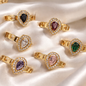 Anillo dorado lágrima rojo intenso con circonitas 💎