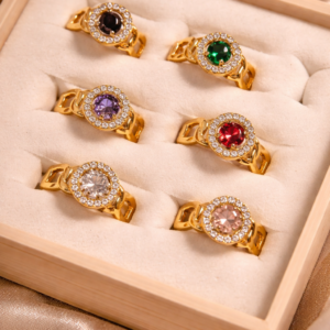 Anillo dorado con piedra redonda y circonitas estilo cadena.