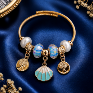 Pulsera Elegante Dorada con Charms – Estilo Luxe Azul 💙✨