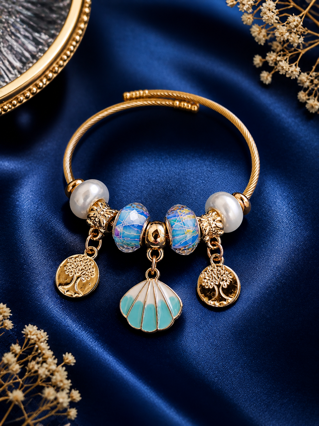 Pulsera Elegante Dorada con Charms – Estilo Luxe Azul 💙✨