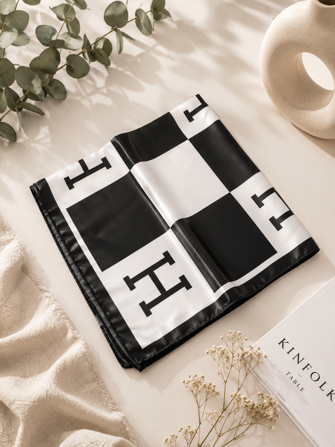 Pañuelo Satinado Inspiración Hermès Negro y Blanco