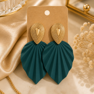 endientes elegantes hoja verde oscuro y dorado ✨