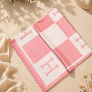 Pañuelo Satinado Inspiración Hermès Rosa y Blanco