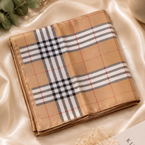 96164c3b-0839-4068-9b64-55d39c9e2393 Pañuelo Satinado Inspiración Burberry Camel Elegance